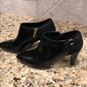 Bandolinos black booties with gold size 7